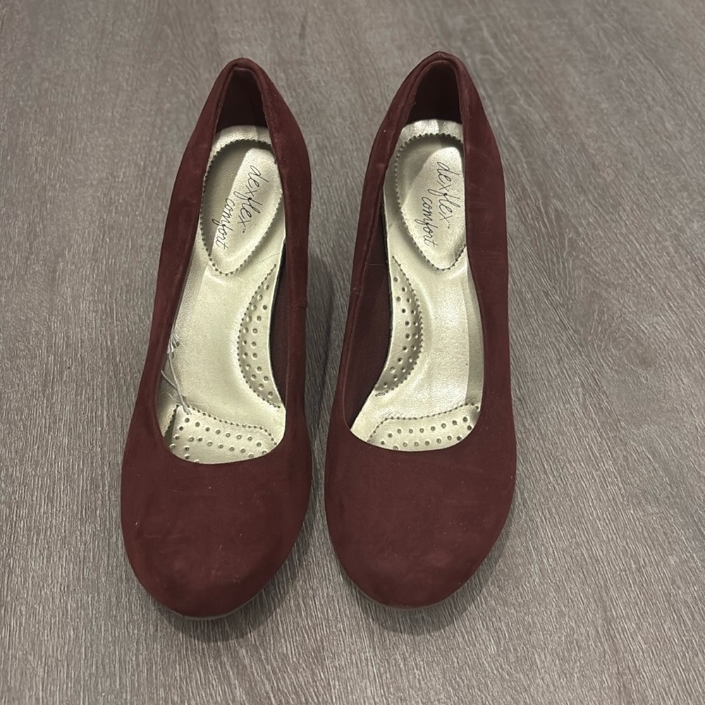 Size 6 Women’s Maroon heels velvet